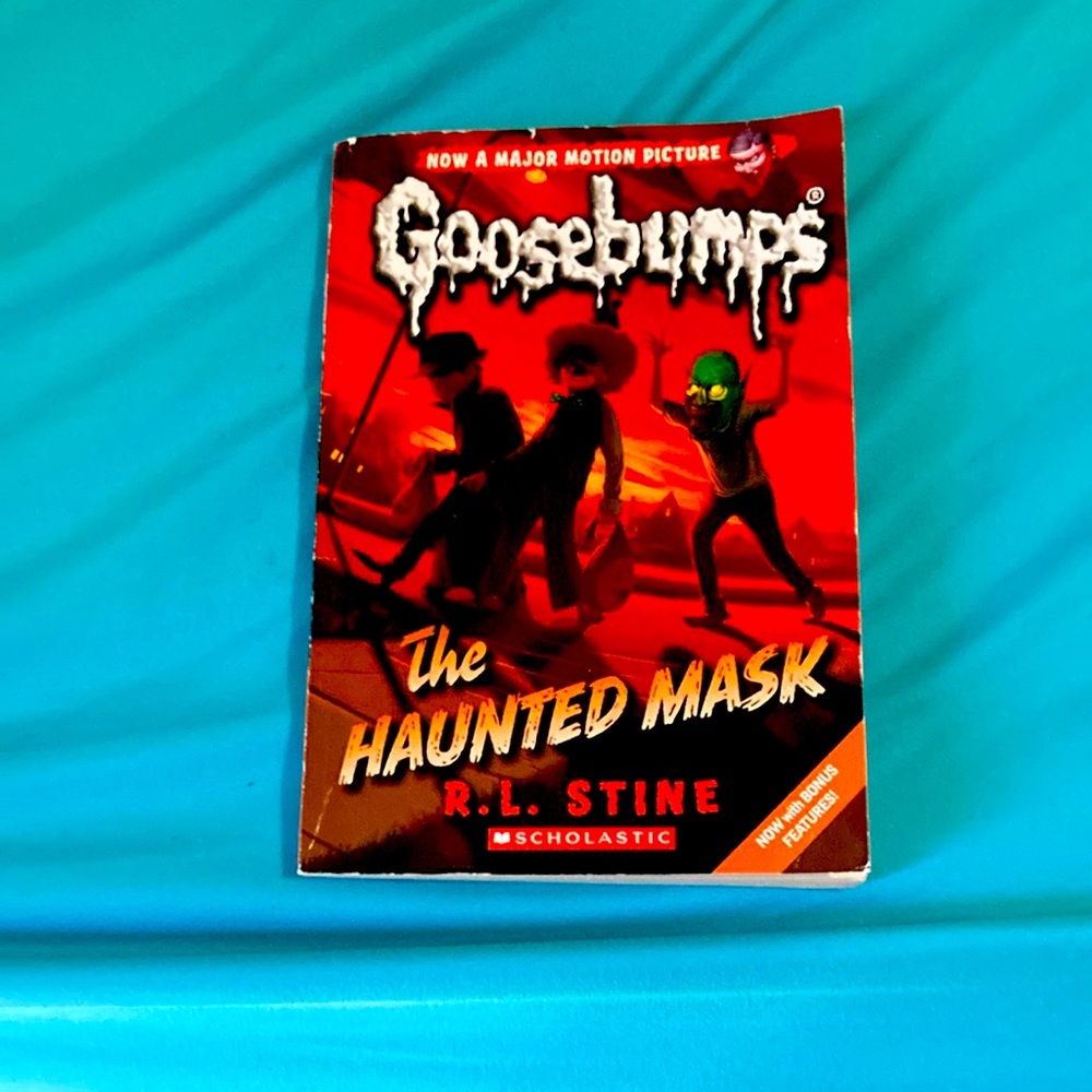 This is the goosebumps the haunted mask by R. L. 𝚂𝚝𝚒𝚗𝚎